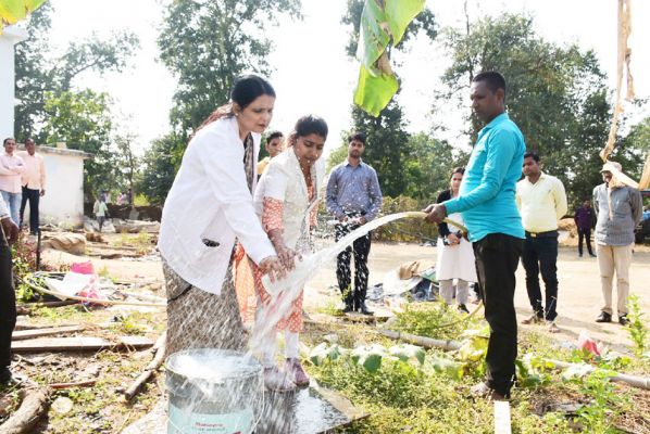 हैंडपंप में पानी गुणवत्ता की शिकायत, पीएचई ने की जांच