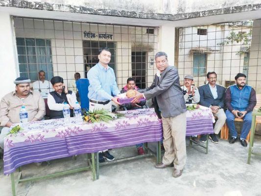 आत्मानंद अंग्रेजी माध्यम स्कूल कुसमी के प्राचार्य बने मुकेश, तबादले पर दी विदाई