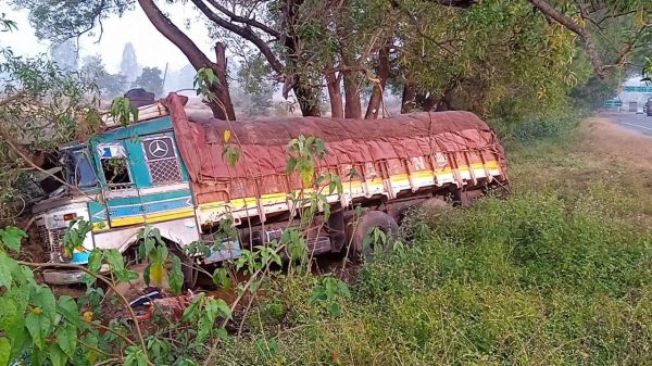 बेकाबू होकर पेड़ से जा टकराई ट्रक,  आधा घंटा तक चालक फंसा रहा