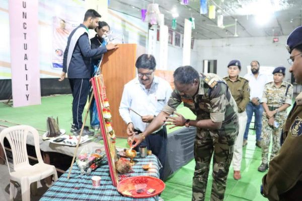 विद्यार्थियों से एसपी हो रहे रूबरू