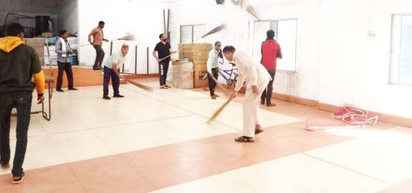 निगम में चला स्वच्छता अभियान  निगम कर्मियों ने कमरों व परिसर में की सफाई