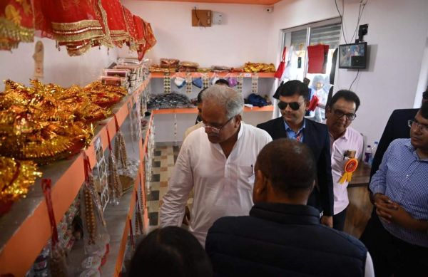 मुख्यमंत्री ने डोंगरगढ़ में सी-मार्ट का किया शुभारंभ