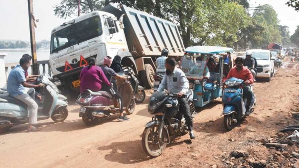 गड्ढे में हाइवा फंसा...