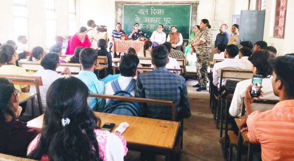 साइबर ठगी के खिलाफ रक्षा टीम कर रही छात्रों को जागरूक 