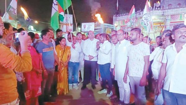 भारत जोड़ो यात्रा के तहत मशाल रैली निकाली
