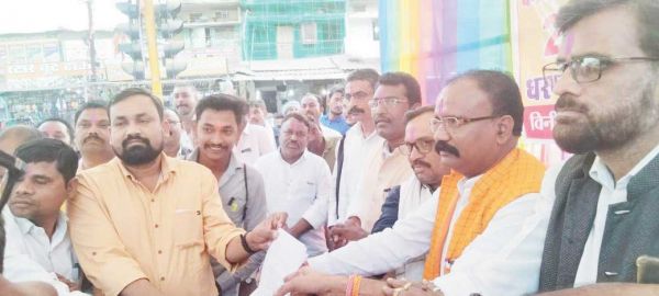 27 प्रतिशत आरक्षण को लेकर ओबीसी समाज ने दिया धरना