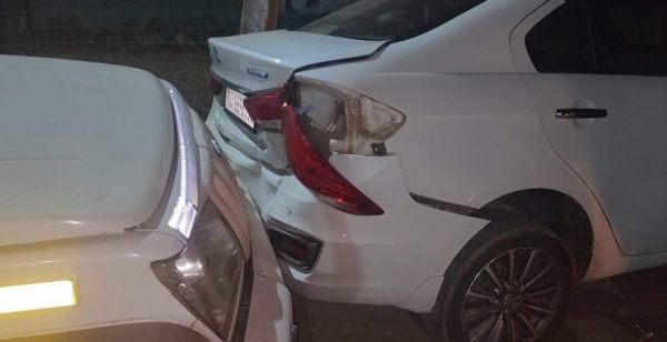 बाइक चालक को बचाने के चक्कर में सडक़ किनारे खड़ी कार को मारी ठोकर, हादसा टला