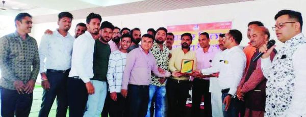 उत्कृष्ट कार्य करने वाले सदस्यों का सम्मान, सामाजिक मुद्दों पर चर्चा