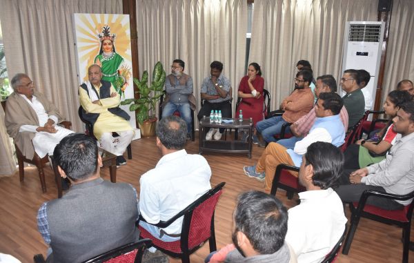 ममता से बजरंगियों का दुव्र्यवहार, सीएम ने पत्रकारों को दिया भरोसा- होगी कड़ी कार्रवाई