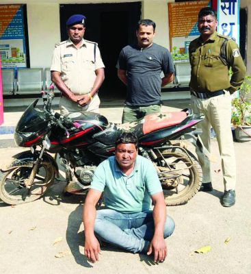 स्कूटी को बाइक से ठोकर मारते सोने की चेन खीचीं, आरोपी गिरफ्तार