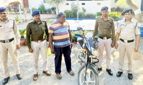  घर घुसकर महिला की गर्दन पर हथियार टिका लूट, फरार आरोपी गिरफ्तार