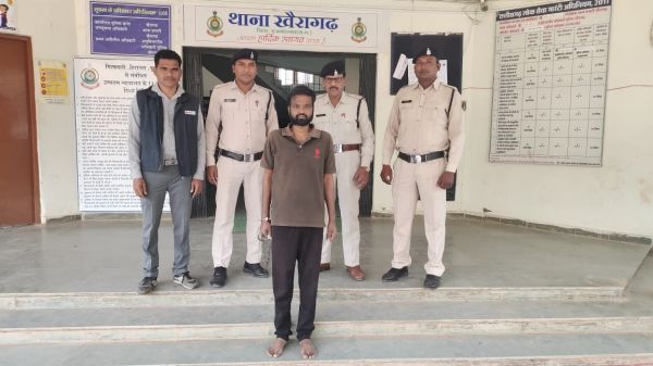 पड़ोसी महिला को लगाया लाखों का चूना