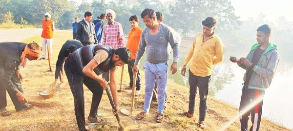 युवाओं ने चलाया स्वच्छता अभियान, नगर को स्वच्छ बनाने का लिया संकल्प