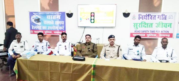 ट्रैफिक पुलिस ने सुरक्षित यातायात के प्रति स्कूली बच्चों को किया जागरूक  