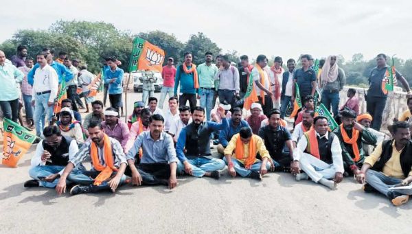 चित्रकोट सडक़ की दुर्दशा को लेकर युवा मोर्चा ने किया चक्काजाम