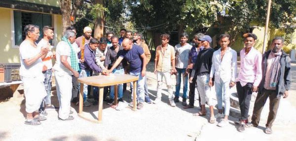 युवाओं ने बुजुर्गों व बच्चों के बीच मनाया विभाष का जन्मदिन, केक काटकर फल व चाकलेट किया गया वितरण