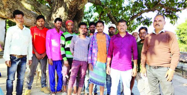 अफसर नदारद, ग्रामीणों को मुनादी के जरिये नहीं मिली सूचना