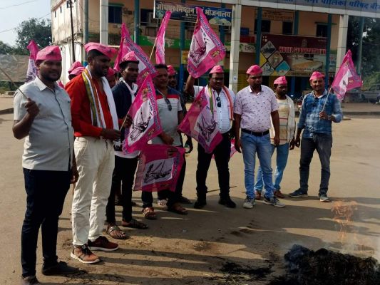 ऋचा पर एफआईआर, विरोध में उतरे जोगी समर्थक, फूंका सीएम का पुतला
