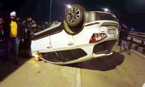 कुत्ते को बचाने डिवाइडर से टकराकर कार पल्टी, सवार बाल-बाल बचे