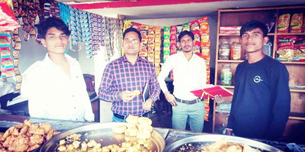 खाद्य प्रतिष्ठानों की जांच,  लिए नमूने