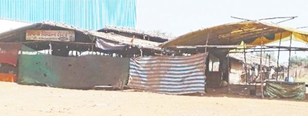 चखना दुकानों पर आबकारी अमले की तालाबंदी 