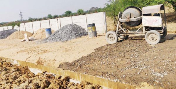 अवैध प्लाटिंग की शिकायत, 1 मिक्चर मशीन, 10 ट्रैक्टर रेत एवं 10 ट्रैक्टर गिट्टी जब्त