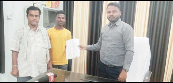 वार्डों में समस्याओं को लेकर सीएमओ को सौंपा ज्ञापन