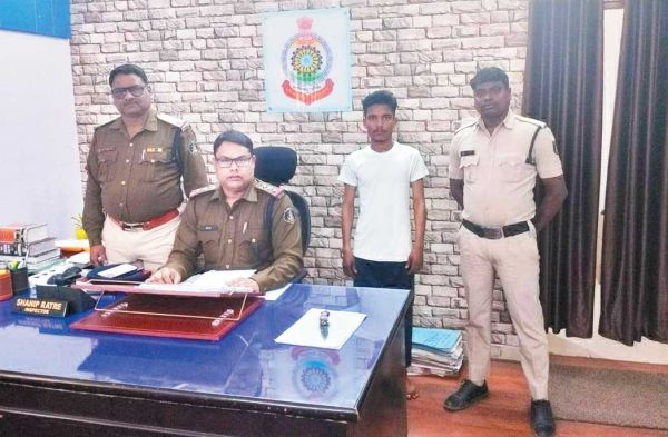 भाई से हुए झगड़े का बदला लेने युवक पर धारदार हथियार से हमला, आरोपी गिरफ्तार