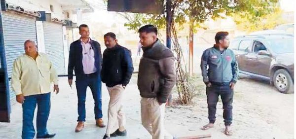 शो रूम के सामने फायरिंग, एक गोली दुकान के शटर को चीरती अंदर जा घुसी, बच्चा बाल-बाल बचा