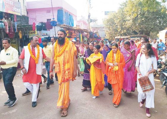 महाशिवपुराण कथा के आयोजन स्थल पर झंडा रोहण किया