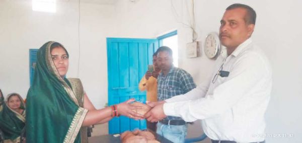मितानिनों का श्रीफल, पेन से सम्मान