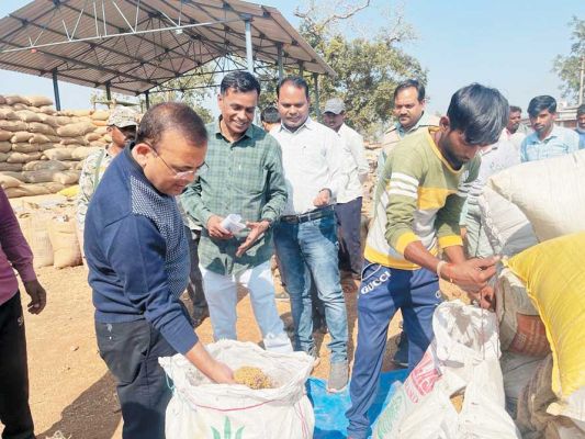 कलेक्टर ने धान खरीदी की व्यवस्था देखी और किसानों से चर्चा कर जाना हाल