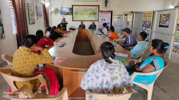 ग्रामीणों को बैंकिग संबंधी दी जानकारी 