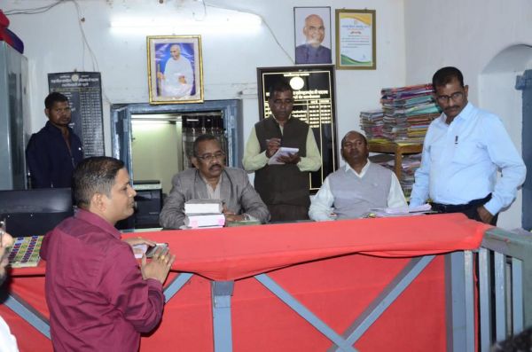 कमिश्नर ने किया अनुविभागीय दण्डाधिकारी और तहसील कार्यालय का औचक निरीक्षण