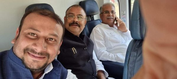 मीडिया के सामने युवा तुर्क संबोधित कर सीएम ने  निखिल का बढ़ाया मान