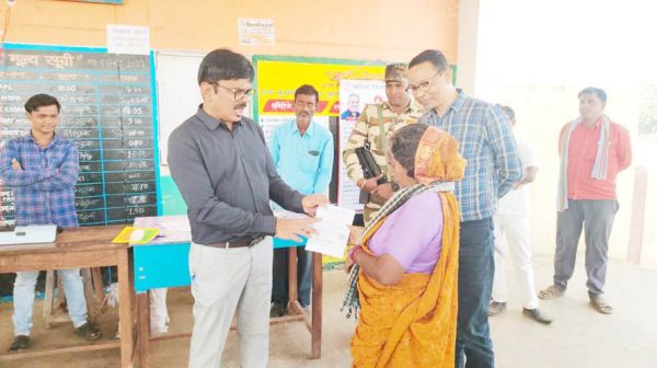 कलेक्टर ने दिलवाया रामप्यारी को नया राशन कार्ड 