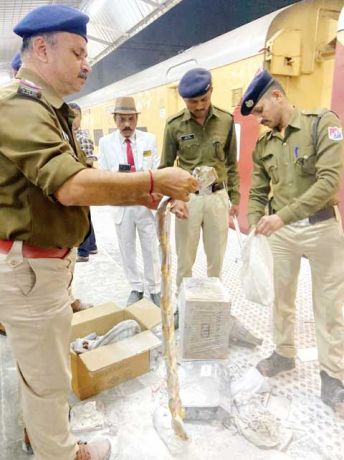 भुवनेश्वर एक्सप्रेस के पार्सल वैन में कैमिकल लोड, लगी आग