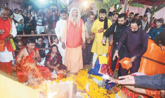 2 सौ किलो लाल मिर्च से हवन