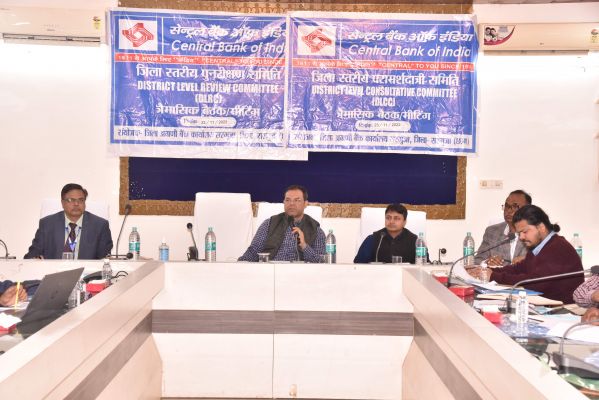 लोगों को आजीविका प्रारंभ करने के लिए वित्तीय सहायता प्राथमिकता से उपलब्ध कराएं- कलेक्टर