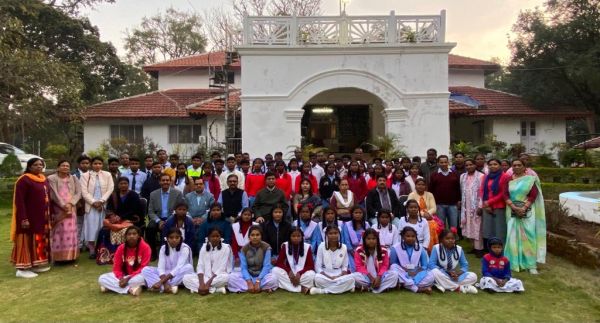 पहाड़ी कोरवा और बिरहोर जनजाति के बच्चों ने देखा कलेक्टर बंगला,  किया भोजन