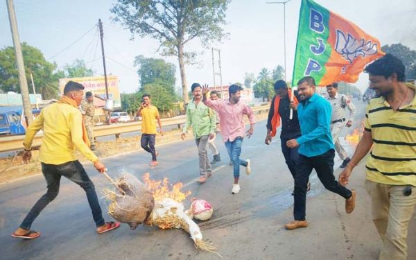 भाजयुमो ने फूंका पुतला