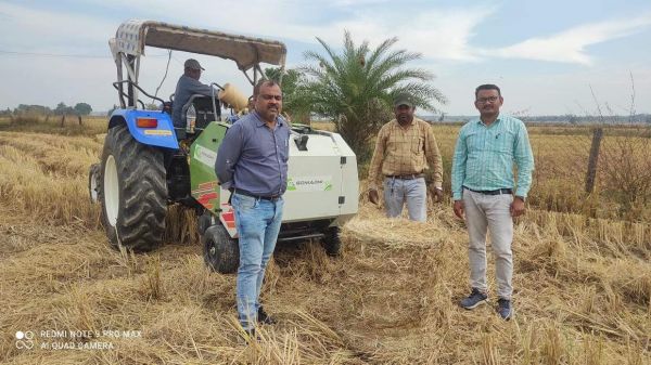 पैरा से बंडल बनाने वाली मशीन का प्रदर्शन