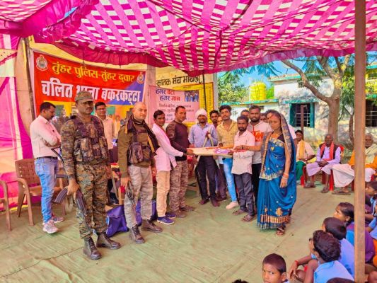 ग्रामीणों-बच्चों को पुलिस ने किया जागरूक, खेल सामग्री का वितरण