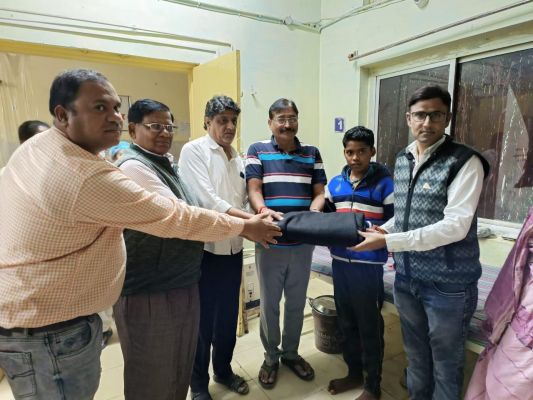 चेम्बर अध्यक्ष रोहरा ने अस्पताल में जरूरतमंद मरीजों को बांटे कंबल