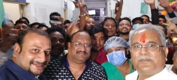 सीएम ने ली डॉक्टरों-कर्मियों संग सेल्फी