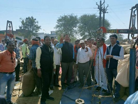 भाजपा किसान मोर्चा ने धान खरीदी केंद्रों का किया निरीक्षण