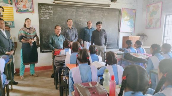 स्कूल निरीक्षण के दौरान कलेक्टर ने विद्यार्थियों से पूछे सवाल
