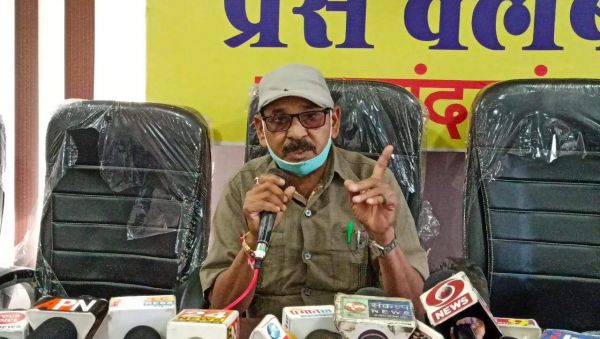 रिटायर्ड बिजलीकर्मी के भरोसे मिले लाखों रुपए लौटाने से मुकरे पिता-पुत्र