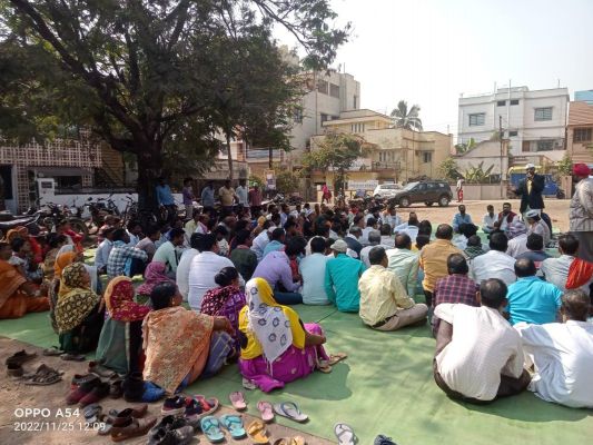 सब्जी बाजार में कांपलेक्स बनाने के  विरोध जुटे सैकड़ों सब्जी विक्रेता