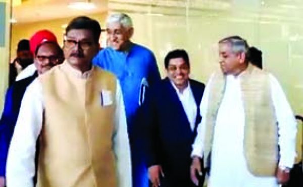 मंत्री, नेता इंदौर पहुंचे